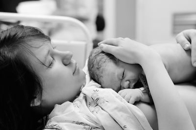 El lenguaje del amor: la importancia del contacto piel con piel (CPP) entre un recién nacido y sus padres.