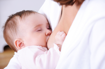 Lactancia y descanso: conoce como amamantar beneficia el sueño del bebé y de la madre